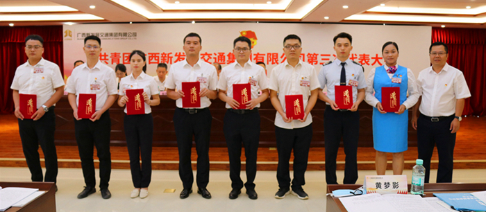 圖12：新發(fā)展集團(tuán)黨委副書記、副董事長、總經(jīng)理藍(lán)日彥為青年崗位能手代表頒獎_副本.jpg