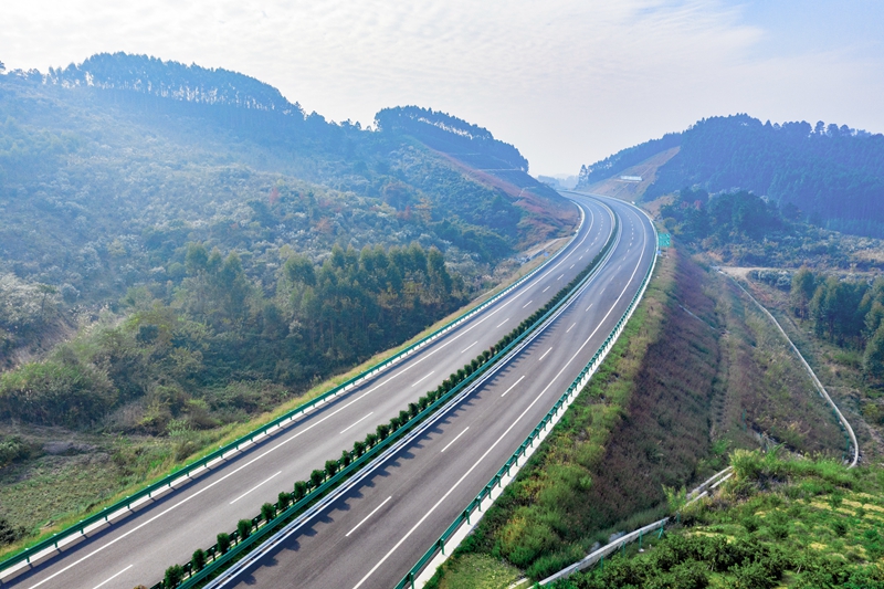 6.高速公路與群山相連，植被覆蓋率高，與原生態(tài)環(huán)境恢復(fù)有機(jī)結(jié)合.jpg